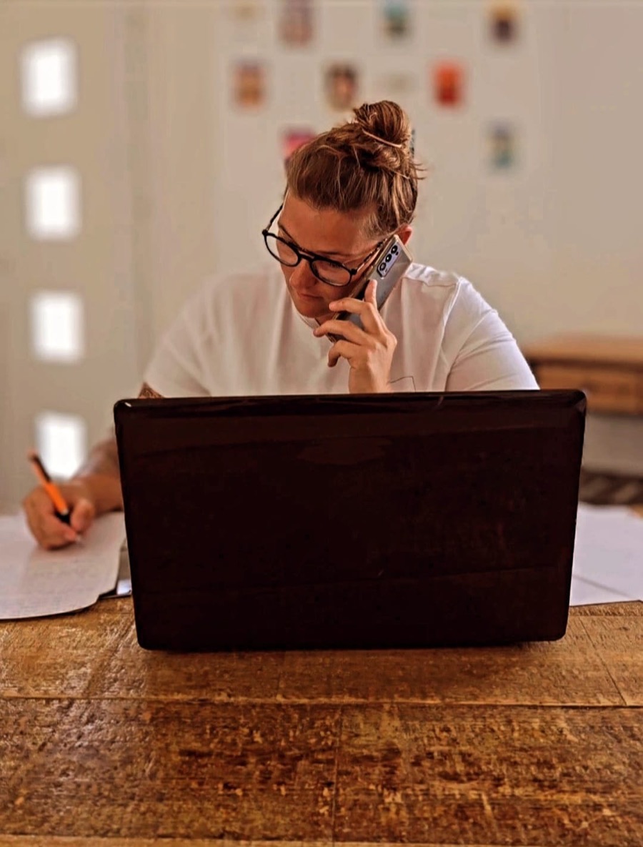 Camille Barreau au téléphone avec un client, à son bureau